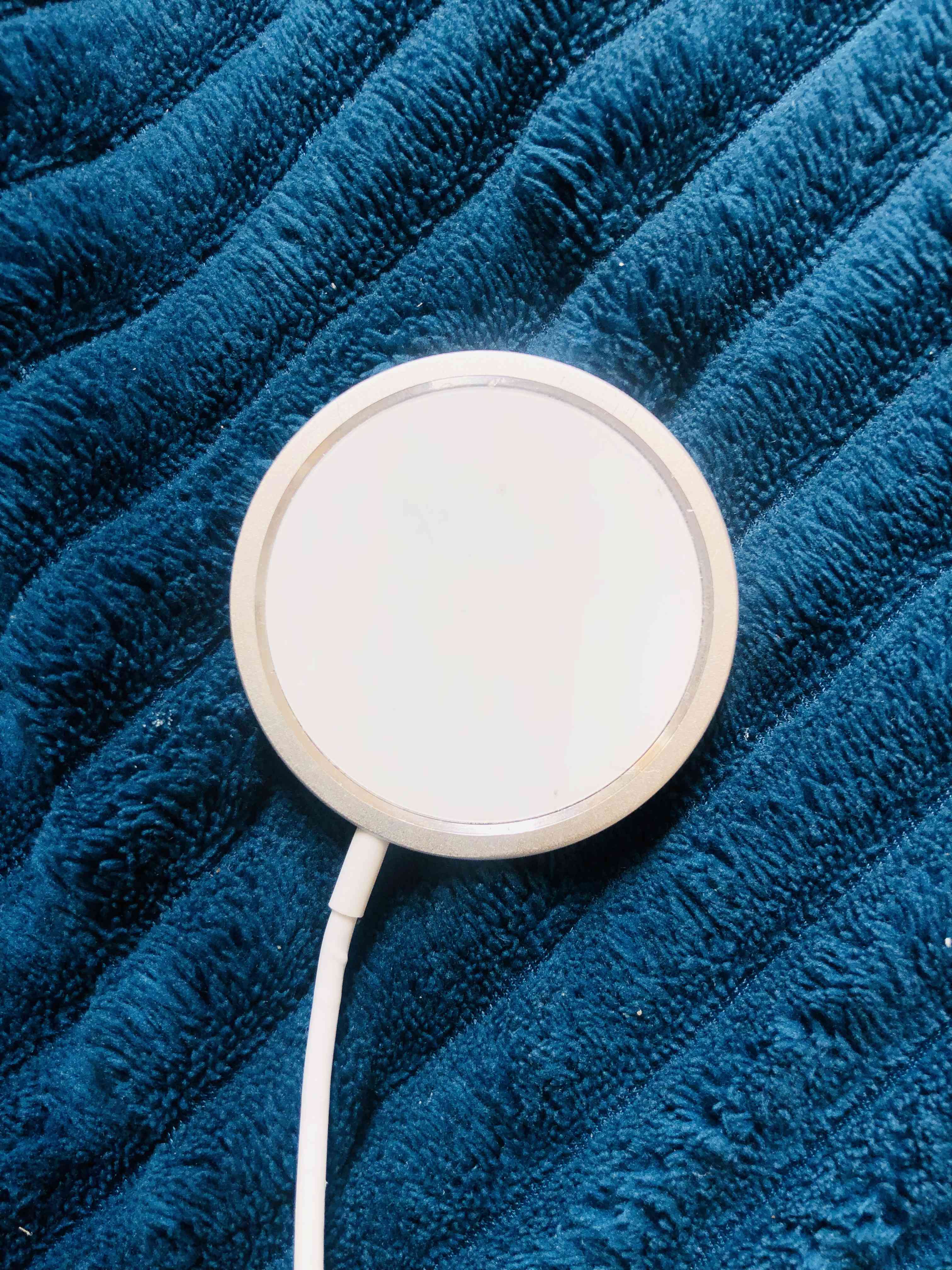 Magnetic wireless charger 